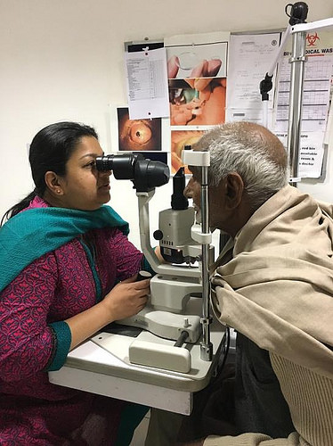 Sapna Gangaputra, MD, third year UW ophthalmology resident, examines a patient in Dr. Shroff’s Eye clinic.