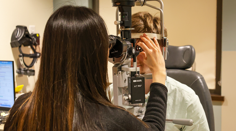 Optometry extern with patient.